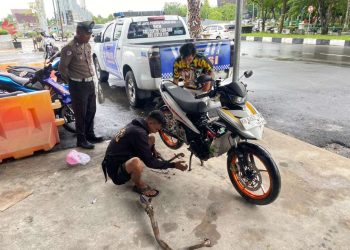 Unit Turjawali Satuan Lalu Lintas (Satlantas) Polresta Palangka Raya kembali melakukan penindakan terhadap sepeda motor yang menggunakan knalpot brong atau tidak sesuai spesifikasi teknis sebagaimana dimaksud dalam UU No. 22 Tahun 2009 tentang Lalu Lintas dan Angkutan Jalan, Selasa (21/10/2025).