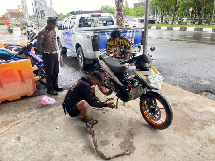 Unit Turjawali Satuan Lalu Lintas (Satlantas) Polresta Palangka Raya kembali melakukan penindakan terhadap sepeda motor yang menggunakan knalpot brong atau tidak sesuai spesifikasi teknis sebagaimana dimaksud dalam UU No. 22 Tahun 2009 tentang Lalu Lintas dan Angkutan Jalan, Selasa (21/10/2025).