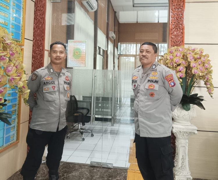 personel Polsubsektor Jekan Raya, Polsek Pahandut, Polresta Palangka Raya melaksanakan kegiatan pengamanan sidang perkara pertanahan di Pengadilan Tata Usaha Negara (PTUN) Palangka Raya, Jalan Tjilik Riwut Km. 5, Selasa (21/10/2025).