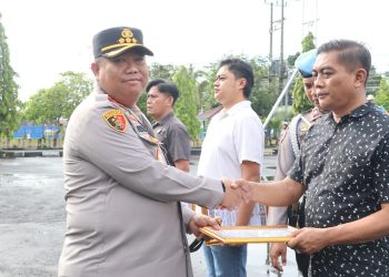 Kapolresta Palangka Raya Kombes Pol Dedy Supriadi, S.I.K., M.H. memimpin pelaksanaan apel pagi yang dirangkai dengan kegiatan pemberian penghargaan kepada personel berprestasi, bertempat di Lapangan Apel Mako Polresta Palangka Raya, Selasa (21/10/2025).