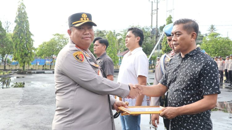 Kapolresta Palangka Raya Kombes Pol Dedy Supriadi, S.I.K., M.H. memimpin pelaksanaan apel pagi yang dirangkai dengan kegiatan pemberian penghargaan kepada personel berprestasi, bertempat di Lapangan Apel Mako Polresta Palangka Raya, Selasa (21/10/2025).