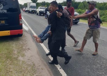 Pada Selasa (21/10/2025) pagi, anggota Brimob yang tengah melintas di Jalan Tjilik Riwut Km.14 sigap menolong korban kecelakaan lalu lintas yang melibatkan sepeda motor Jupiter Z1 berwarna hijau dengan mobil Avanza putih.