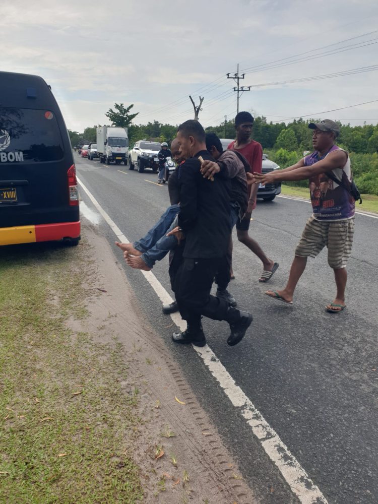 Pada Selasa (21/10/2025) pagi, anggota Brimob yang tengah melintas di Jalan Tjilik Riwut Km.14 sigap menolong korban kecelakaan lalu lintas yang melibatkan sepeda motor Jupiter Z1 berwarna hijau dengan mobil Avanza putih.