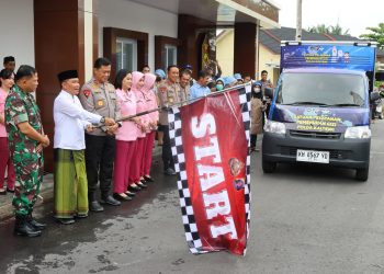 Pendistribusian yang diperuntukan bagi siswa-siswi SMPN 2 Palangka Raya tersebut, secara resmi dilepas oleh Kapolda Kalteng Irjen Pol Iwan Kurniawan, S.IK., M.Si. didampingi Gubernur H. Agustiar Sabran, dan Pangdam XXII Tambun Bungai Mayjen TNI Zainul Arifin, bertempat di Dapur SPPG Kemala 1 Presisi, Halaman Belakang Kantor Ditlantas Mapolda setempat, Rabu (22/10/2025).