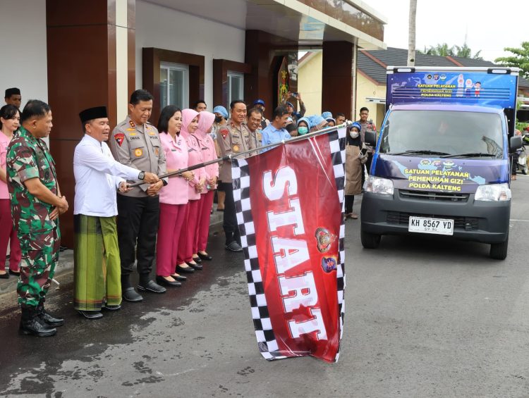 Pendistribusian yang diperuntukan bagi siswa-siswi SMPN 2 Palangka Raya tersebut, secara resmi dilepas oleh Kapolda Kalteng Irjen Pol Iwan Kurniawan, S.IK., M.Si. didampingi Gubernur H. Agustiar Sabran, dan Pangdam XXII Tambun Bungai Mayjen TNI Zainul Arifin, bertempat di Dapur SPPG Kemala 1 Presisi, Halaman Belakang Kantor Ditlantas Mapolda setempat, Rabu (22/10/2025).