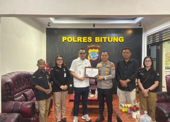 Komisi Pemilihan Umum (KPU) Kota Bitung menyerahkan piagam penghargaan kepada Kapolres Bitung, AKBP Albert Zai, S.I.K., M.H.