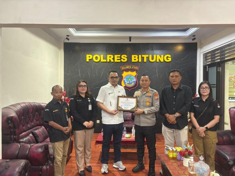 Komisi Pemilihan Umum (KPU) Kota Bitung menyerahkan piagam penghargaan kepada Kapolres Bitung, AKBP Albert Zai, S.I.K., M.H.