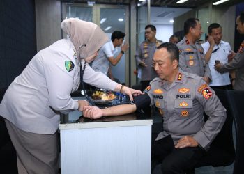 Divisi Humas Polri menggelar kegiatan donor darah serentak di seluruh Indonesia. Kegiatan kemanusiaan ini berhasil mengumpulkan 16.071 kantong darah dari 23.264 peserta donor yang terdiri atas personel Polri, ASN, serta masyarakat umum. Kamis 23/10/2025.