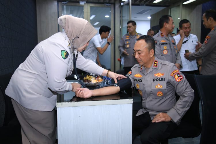 Divisi Humas Polri menggelar kegiatan donor darah serentak di seluruh Indonesia. Kegiatan kemanusiaan ini berhasil mengumpulkan 16.071 kantong darah dari 23.264 peserta donor yang terdiri atas personel Polri, ASN, serta masyarakat umum. Kamis 23/10/2025.
