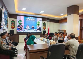 Vicon diikuti melalui Ruang Command Center Mapolresta Palangka Raya, Jalan Tjilik Riwut Km. 3,5, Kota Palangka Raya, Kalimantan Tengah, yang dihadiri oleh Wakapolresta, AKBP Moch. Isharyadi Fitriawan bersama para Pejabat Utama dan Perwira.
