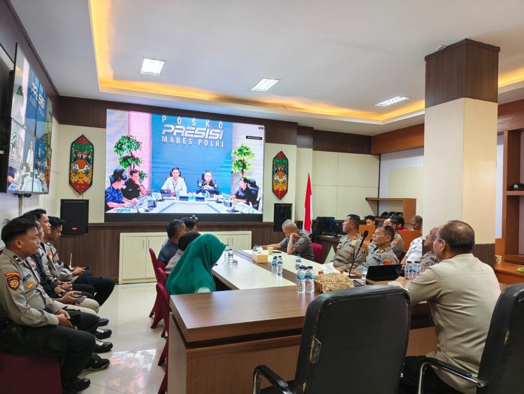 Vicon diikuti melalui Ruang Command Center Mapolresta Palangka Raya, Jalan Tjilik Riwut Km. 3,5, Kota Palangka Raya, Kalimantan Tengah, yang dihadiri oleh Wakapolresta, AKBP Moch. Isharyadi Fitriawan bersama para Pejabat Utama dan Perwira.