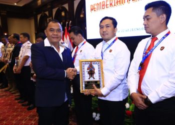 Penghargaan tersebut diberikan oleh Wakabareskrim Polri Brigjen Pol Nunung Syaifuddin, mewakili Kabareskrim kepada Dirreskrimsus Polda Kalteng Kombes Pol Dr. Rimsyahtono, mewakili Kapolda Irjen Pol Iwan Kurniawan, usai kegiatan Rapat Koordinasi (Rakor) bersama penyidik Polri pengemban fungsi korwas dengan PPNS Kementerian/Lembaga tahun 2025, di Hotel Bidakara, Jaksel, Kamis (23/10/2025).