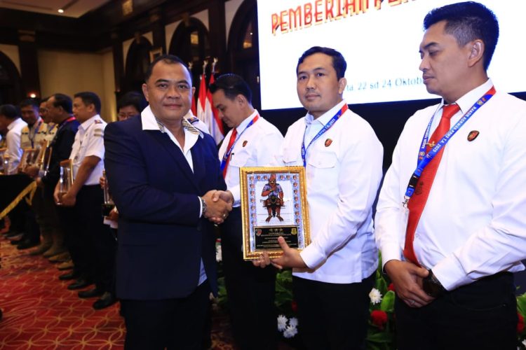Penghargaan tersebut diberikan oleh Wakabareskrim Polri Brigjen Pol Nunung Syaifuddin, mewakili Kabareskrim kepada Dirreskrimsus Polda Kalteng Kombes Pol Dr. Rimsyahtono, mewakili Kapolda Irjen Pol Iwan Kurniawan, usai kegiatan Rapat Koordinasi (Rakor) bersama penyidik Polri pengemban fungsi korwas dengan PPNS Kementerian/Lembaga tahun 2025, di Hotel Bidakara, Jaksel, Kamis (23/10/2025).