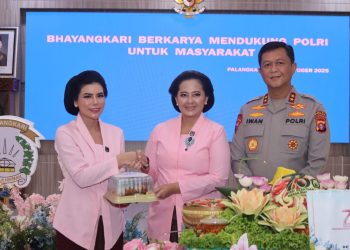 Kegiatan tersebut, dipimpin langsung oleh Kapolda Kalteng Irjen Pol Iwan Kurniawan, didampingi Ketua Bhayangkari Daerah Kalteng Ny. Maya Iwan Kurniawan, dan diikuti sejumlah pejabat utama Polda serta pengurus Bhayangkari daerah maupun cabang.