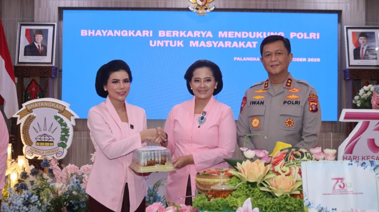 Kegiatan tersebut, dipimpin langsung oleh Kapolda Kalteng Irjen Pol Iwan Kurniawan, didampingi Ketua Bhayangkari Daerah Kalteng Ny. Maya Iwan Kurniawan, dan diikuti sejumlah pejabat utama Polda serta pengurus Bhayangkari daerah maupun cabang.