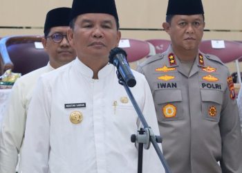 Kapolda Kalimantan Tengah (Kalteng), Irjen Pol Iwan Kurniawan bersama Gubernur Kalteng, H. Agustiar Sabran menghadiri apel peringatan Hari Santri Nasional 2025 yang digelar di Halaman Utama UIN Palangka Raya, Rabu 22/10/2025.