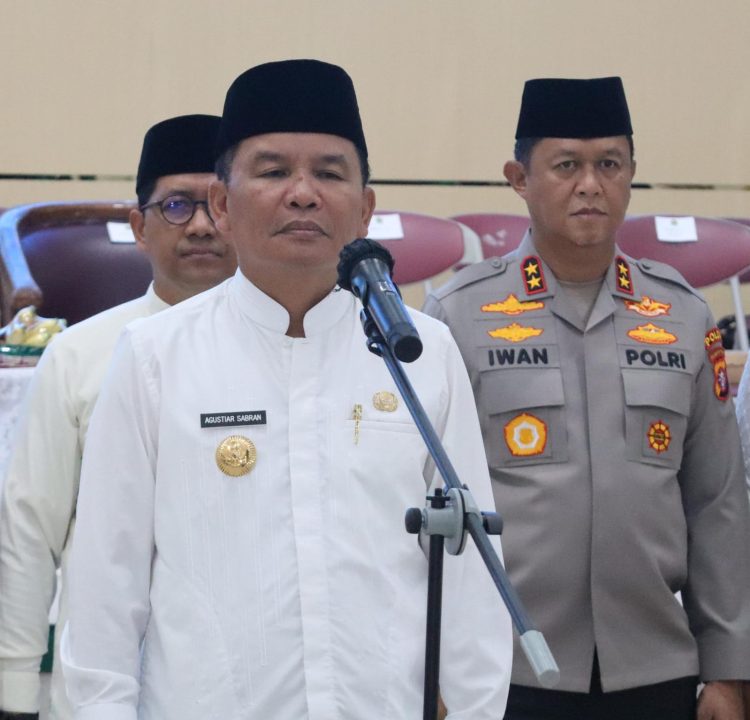 Kapolda Kalimantan Tengah (Kalteng), Irjen Pol Iwan Kurniawan bersama Gubernur Kalteng, H. Agustiar Sabran menghadiri apel peringatan Hari Santri Nasional 2025 yang digelar di Halaman Utama UIN Palangka Raya, Rabu 22/10/2025.