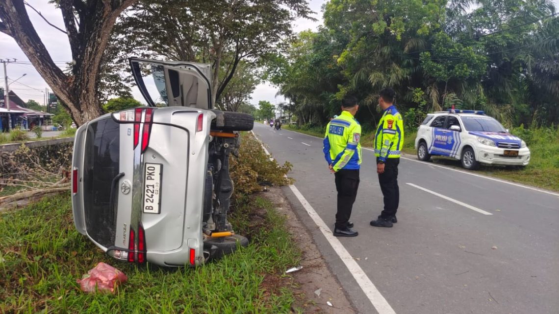 Personel Unut Turjawali Pos Bundaran Besar Satuan Lalu Lintas Polresta Palangka Raya bergerak cepat menindaklanjuti laporan adanya kecelakaan lalu lintas yang terjadi di Jalan Ir. Soekarno, Jumat (24/10/2025) pagi sekitar pukul 05.20 WIB.