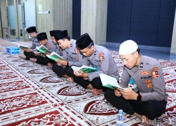 Kegiatan yang berlangsung sejak pukul 06.00 WIB hingga menjelang waktu Salat Jumat ini dipimpin oleh empat ustaz dari Yayasan Daarul Quran Indonesia, yakni Ustaz Ali Kholidin S.Q, Ustaz Muhaimin S.Q, Ustaz Salim Maftukhi S.Q, dan Ustaz Ghofur S.Q.