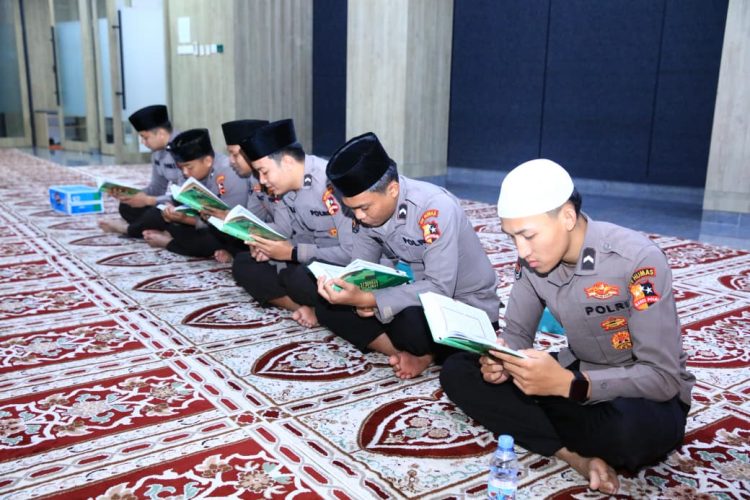 Kegiatan yang berlangsung sejak pukul 06.00 WIB hingga menjelang waktu Salat Jumat ini dipimpin oleh empat ustaz dari Yayasan Daarul Quran Indonesia, yakni Ustaz Ali Kholidin S.Q, Ustaz Muhaimin S.Q, Ustaz Salim Maftukhi S.Q, dan Ustaz Ghofur S.Q.