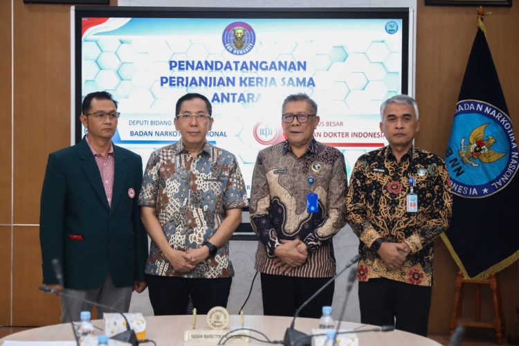 Berlangsung di Kantor Pusat IDI, Gedung Dr. R. Soeharto, Jakarta Pusat, Kamis (23/10/25) perjanjian tersebut ditandatangani langsung oleh Deputi Rehabilitasi BNN RI, dr. Bina Ampera Bukit, M.Kes., serta Ketua Umum PB IDI, DR. dr. Slamet Budiarto, S.H., M.H.Kes., dan disaksikan oleh Deputi Hukum dan Kerja Sama BNN RI, Drs. Agus Irianto, S.H., M.Si., M.H., Ph.D.