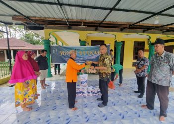 Bantuan berupa beras, minyak goreng, dan telur diserahkan oleh Manajer Kebun Bah Birung Ulu melalui Asisten Kepala Tanaman Ananda Arpan kepada penerima manfaat.