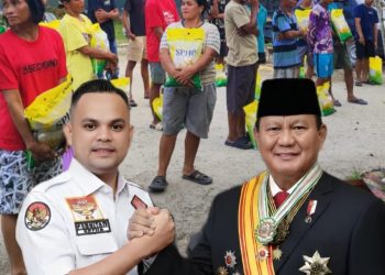 Direktur Utama PT Green Palma Riau Jaya, Pebriyan Winaldi, bersama jajaran manajemen turun langsung membagikan 1 ton beras kepada masyarakat sekitar desa dan para karyawan perusahaan.