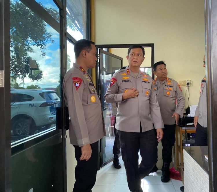 Kapolresta Palangka Raya Kombes Pol Dedy Supriadi, S.I.K., M.H. mendampingi Kapolda Kalimantan Tengah Irjen Pol. Drs. Iwan Kurniawan, S.IK., M.Si meninjau langsung Ruang Pamapta di Mapolresta Palangka Raya, Sabtu (25/10/2025).