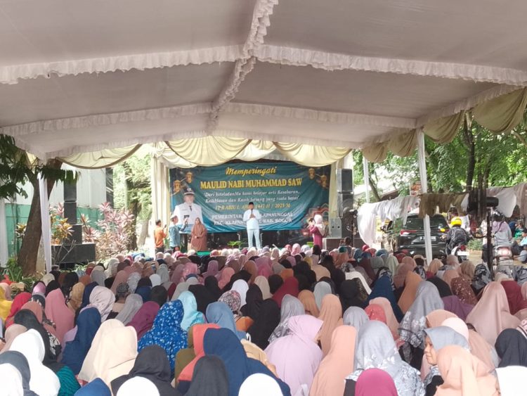 """ Sambutan Kepala Desa Klapanunggal Ade Endang Sarippudin Dalam Memperingati Maulid Nabi Muhammad SAW 12 Rabiul Awal 1447 H / 25-10-2025 M Desa Klapanunggal Kec Klapanunggal. (Foto. Dok: RH/Mitrapolri.com)