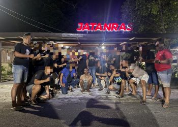 Penangkapan dilakukan pada Sabtu (25/10/2025) sekitar pukul 22.36 WIB di rumah kakak tersangka di Jl. Janah Jari, Kelurahan Langkai, Kecamatan Pahandut, Palangka Raya. Operasi ini merupakan hasil kerja sama lintas wilayah antara Subdit Jatanras Polda Kaltim, Subdit 3 Jatanras Polda Kalteng, Unit Jatanras Polresta Palangka Raya, serta beberapa unit reskrim Polsek terkait.