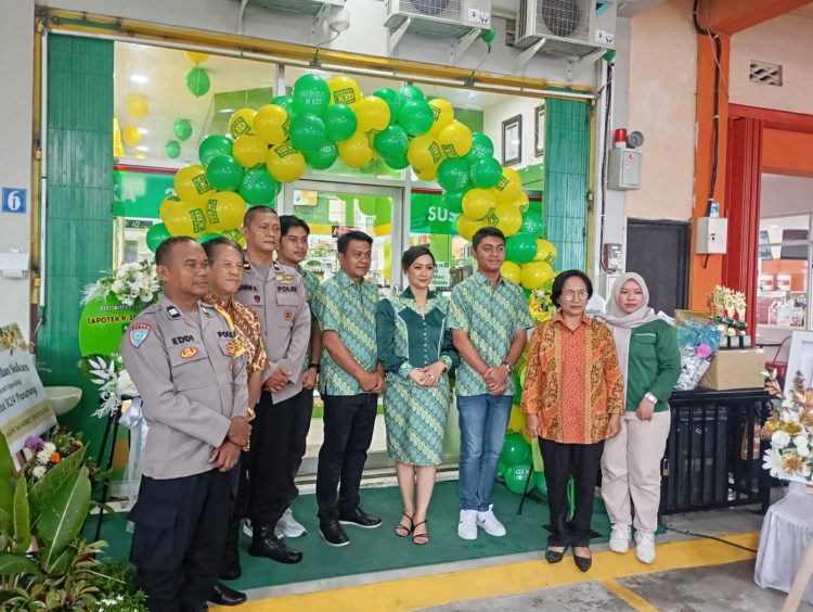 Sidokkes Polresta Palangka Raya menghadiri kegiatan Grand Opening Apotek K24 Panarung yang berlokasi di Jalan Seth Adji No. Kav. 5, Kelurahan Langkai, Kecamatan Pahandut, Minggu (26/10/2025).