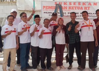 Ketua RT Terpilih Angga Wijaya No.4 Dari Kanan foto bersama Sri Windarti No.5 dari kanan,bersama seluruh panitia usai dinyatakan sah menjadi Ketua RT 06 dengan perolehan 69 suara atas Sri Windarti dengan perolehan 62 suara. (Foto. Dok: RH/Mitrapolri.com)