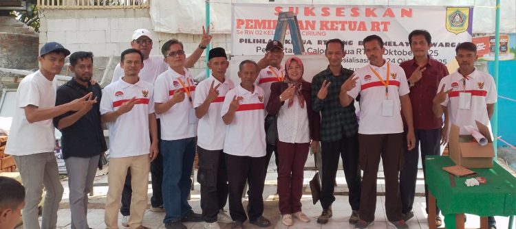 Ketua RT Terpilih Angga Wijaya No.4 Dari Kanan foto bersama Sri Windarti No.5 dari kanan,bersama seluruh panitia usai dinyatakan sah menjadi Ketua RT 06 dengan perolehan 69 suara atas Sri Windarti dengan perolehan 62 suara. (Foto. Dok: RH/Mitrapolri.com)