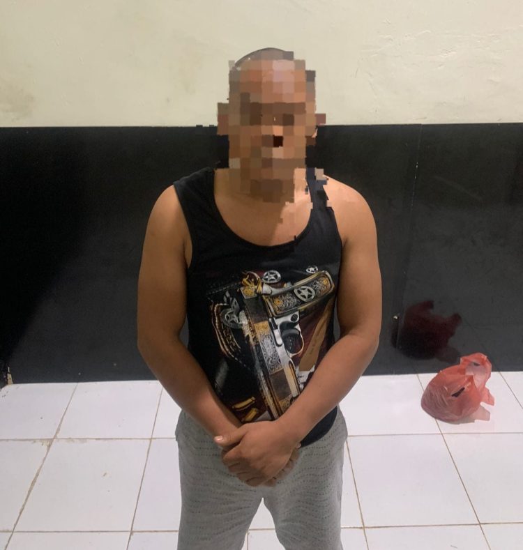Terduga pelaku berinisial R (29), warga Desa Serba Guna, Kecamatan Darul Makmur, Kabupaten Nagan Raya. Dari hasil pemeriksaan, yang bersangkutan mengaku sebagai jurnalis di salah satu redaksi berita online di wilayah Nagan Raya.