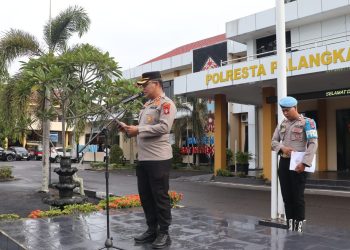 Wakapolresta Palangka Raya AKBP Moch. Isharyadi Fitriawan, S.I.K., M.M., memimpin apel pagi yang diikuti oleh seluruh personel di halaman Mapolresta Palangka Raya, Senin (27/10/2025).