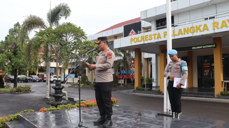 Wakapolresta Palangka Raya AKBP Moch. Isharyadi Fitriawan, S.I.K., M.M., memimpin apel pagi yang diikuti oleh seluruh personel di halaman Mapolresta Palangka Raya, Senin (27/10/2025).