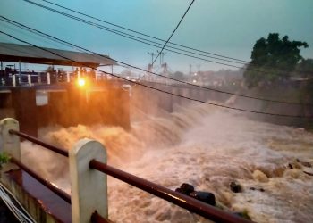Ciliwung Siaga 4 Tma 60 cm hujan merata lingkar badai wilayah