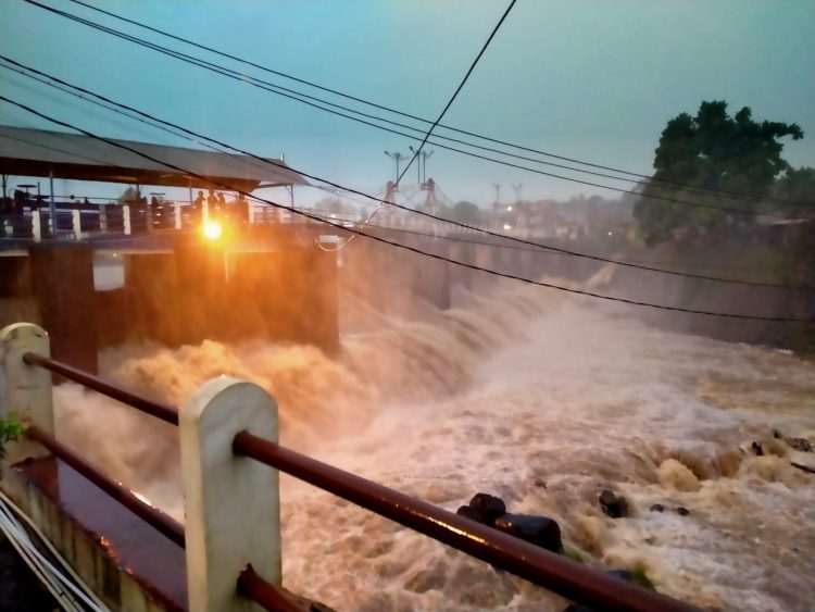 Ciliwung Siaga 4 Tma 60 cm hujan merata lingkar badai wilayah