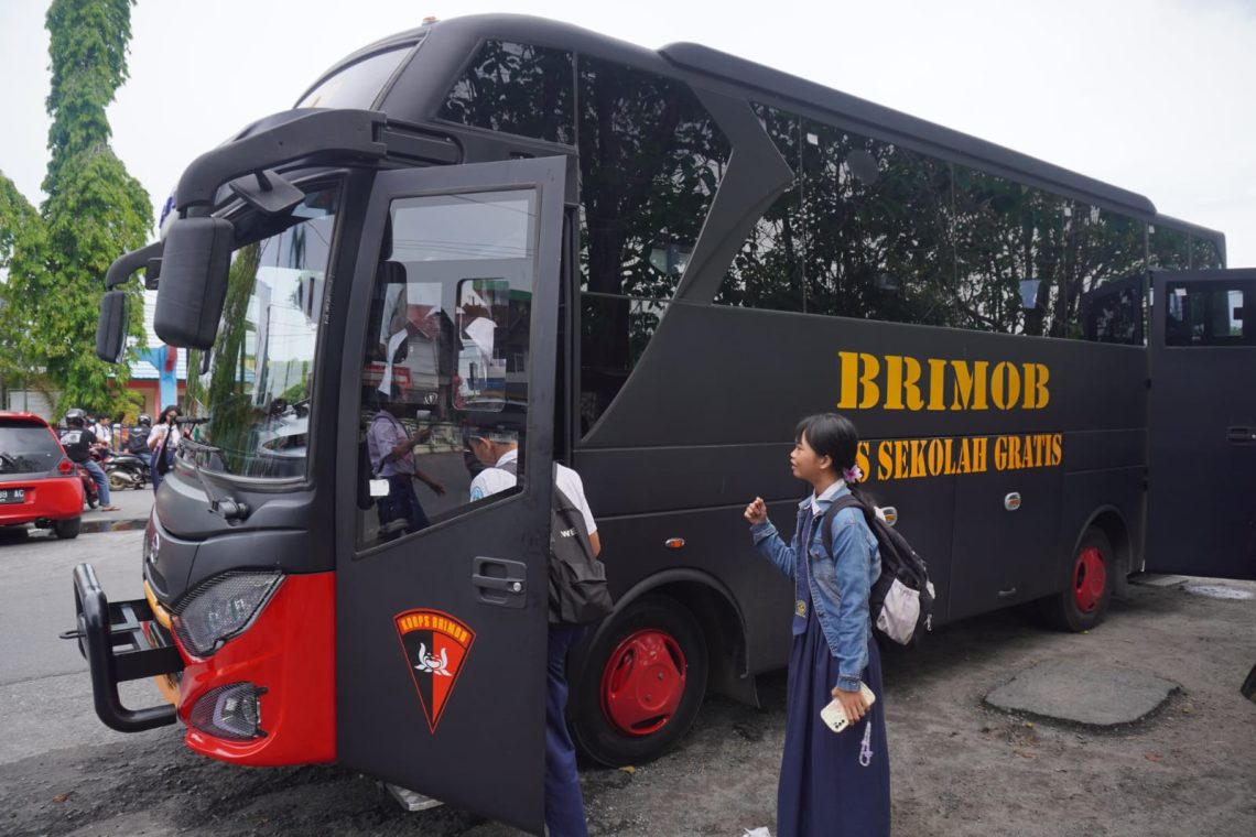 Satuan Brimob Polda Kalimantan Tengah meluncurkan Program Bus Sekolah Gratis bagi para pelajar di Kota Palangka Raya. Program ini resmi berjalan pada Senin (27/10/2025) dan disambut antusias oleh para siswa, guru, serta orang tua murid.
