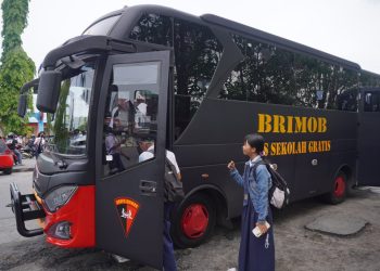 Satuan Brimob Polda Kalimantan Tengah meluncurkan Program Bus Sekolah Gratis bagi para pelajar di Kota Palangka Raya. Program ini resmi berjalan pada Senin (27/10/2025) dan disambut antusias oleh para siswa, guru, serta orang tua murid.