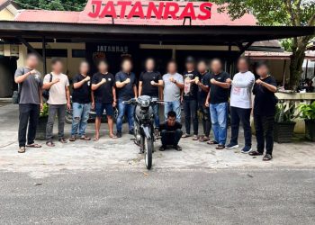 Tersangka yang diamankan diketahui bernama Muhammad Yusri alias Unyil bin Bambang Nasrulah, berusia 28 tahun, warga Jalan Sungai Dama Gang Sido Dami, Kota Samarinda. Yusri merupakan tahanan yang masuk dalam daftar pencarian orang (DPO) berdasarkan Laporan Polisi Nomor: LP/B/123/IX/2025/SPKT/Polsek Smd Kota/Resta Smd/Polda Kaltim, tertanggal 21 September 2025.