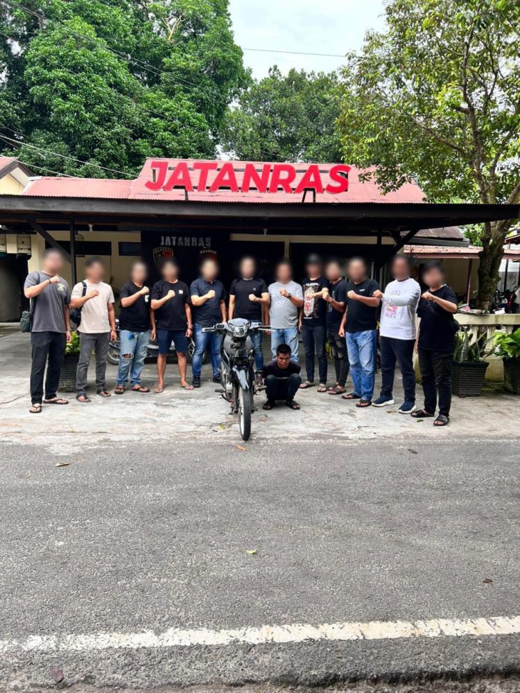 Tersangka yang diamankan diketahui bernama Muhammad Yusri alias Unyil bin Bambang Nasrulah, berusia 28 tahun, warga Jalan Sungai Dama Gang Sido Dami, Kota Samarinda. Yusri merupakan tahanan yang masuk dalam daftar pencarian orang (DPO) berdasarkan Laporan Polisi Nomor: LP/B/123/IX/2025/SPKT/Polsek Smd Kota/Resta Smd/Polda Kaltim, tertanggal 21 September 2025.