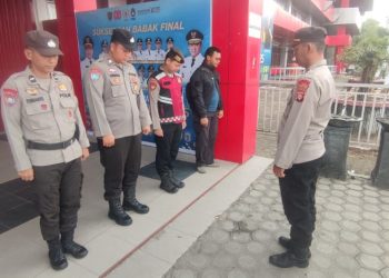 Suasana di area stadion terpantau aman dan tertib berkat kehadiran petugas pengamanan dari Polresta Palangka Raya yang disiagakan sejak pagi hari.