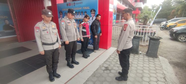 Suasana di area stadion terpantau aman dan tertib berkat kehadiran petugas pengamanan dari Polresta Palangka Raya yang disiagakan sejak pagi hari.