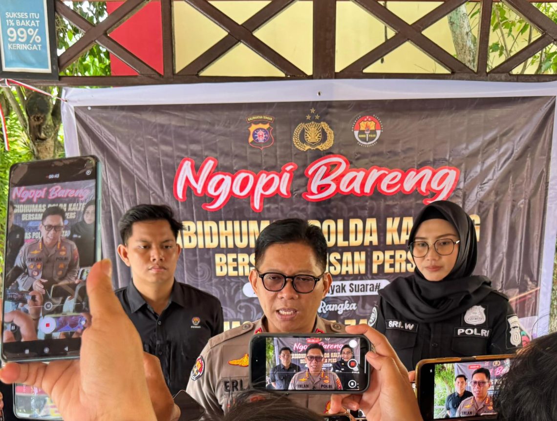 Kabid Humas Polda Kalteng, Kombes Pol Erlan Munaji, menjelaskan bahwa penangkapan pertama dilakukan terhadap KDWL pada Sabtu (25/10/2025) sekitar pukul 22.30 WIB di Jalan Janah Jari, Kelurahan Langkai, Kecamatan Pahandut, Kota Palangka Raya.