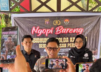 Kabid Humas Polda Kalteng, Kombes Pol Erlan Munaji, menjelaskan bahwa penangkapan pertama dilakukan terhadap KDWL pada Sabtu (25/10/2025) sekitar pukul 22.30 WIB di Jalan Janah Jari, Kelurahan Langkai, Kecamatan Pahandut, Kota Palangka Raya.