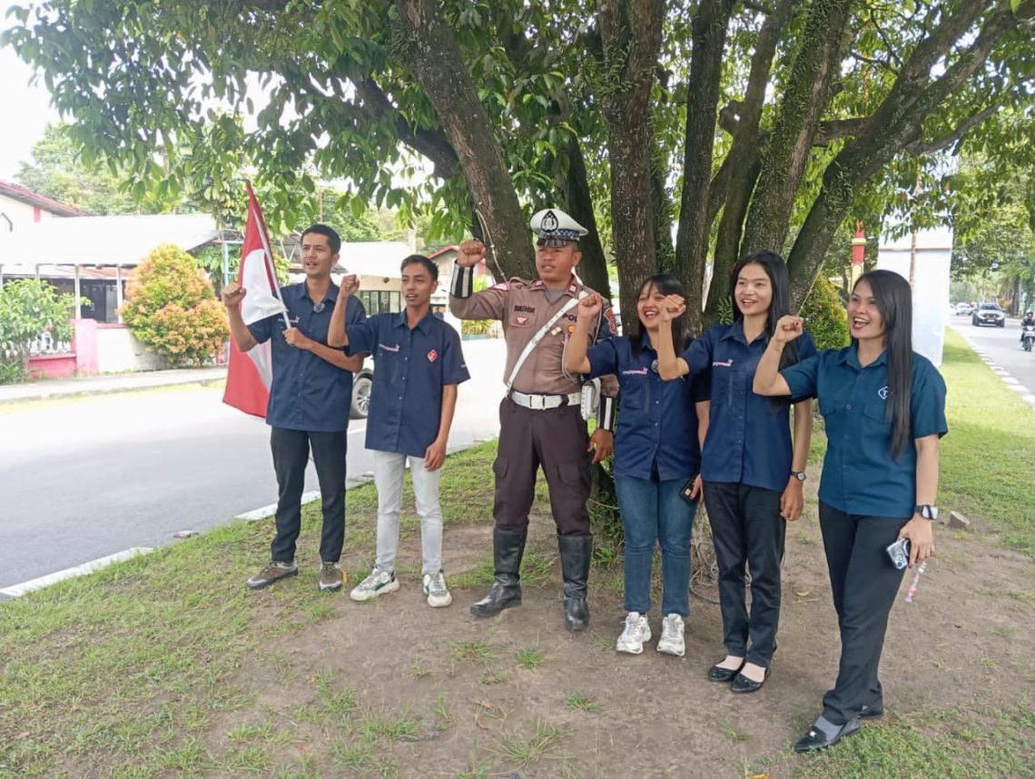 Kegiatan tersebut dipimpin oleh Aiptu Solihin beserta anggotanya sebagai upaya untuk mengedukasi masyarakat tentang pentingnya disiplin dan keselamatan dalam berlalu lintas. Rabu 29/10/2025.
