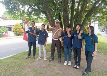 Kegiatan tersebut dipimpin oleh Aiptu Solihin beserta anggotanya sebagai upaya untuk mengedukasi masyarakat tentang pentingnya disiplin dan keselamatan dalam berlalu lintas. Rabu 29/10/2025.