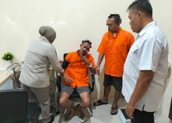 Sattahti Polresta Palangka Raya melaksanakan pemeriksaan kesehatan terhadap dua orang tahanan yang mengalami keluhan sakit, Rabu (29/10/2025).