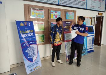 personel Satpas Satlantas Polresta Palangka Raya melaksanakan kegiatan Polantas Menyapa dengan mensosialisasikan tertib berlalu lintas kepada para pemohon Surat Izin Mengemudi (SIM), Rabu pagi. Rabu 29/10/2025.